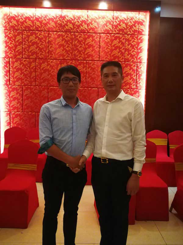 拓展光電總經(jīng)理劉總與茂碩電源顧董事長合影